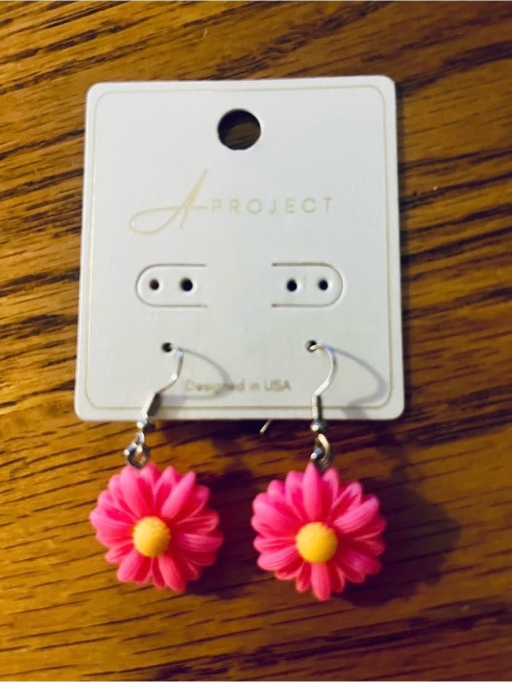 Pretty Pink Daisy Flower Dangle Earrings-Brand New